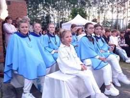 Grupa dziewczynek w niebiesko - białych strojach 