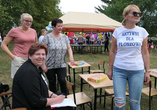 Cztery uśmiechnięte kobiety 