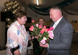 Mężczyzna wręcza kwiaty kobiecie
