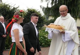 Moment przekazania chleba duchownemu 