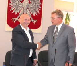 Dwaj panowie w serdecznym uścisku dłoni 