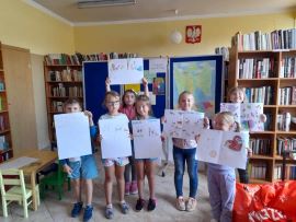 Grupa dzieci- uczestników warsztatów dot. tworzenia komiksów