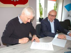 Wójt i wykonawca w trakcie podpisywania umowy