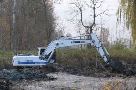 Koparka przy pogłębianiu stawów w Strzałkowie 