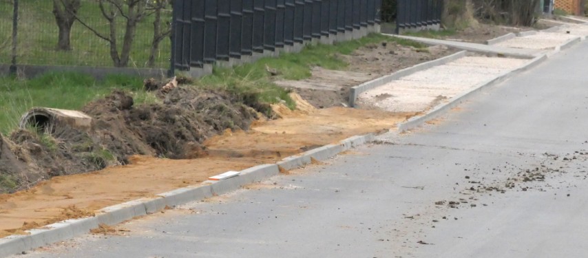 Trwa budowa chodnika w miejscowości Dziepółć 