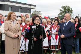 Grupa osób na tle OSP w Strzałkowie 