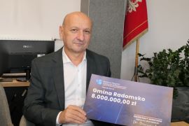 Wójt Gminy Radomsko trzyma w ręku promesę na 8 mln złotych 