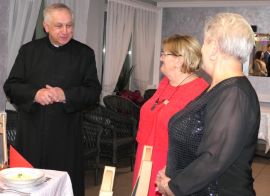 Trzy osoby: ksiądz i dwie kobiety