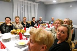Grupa kobiet siedząca przy stole 
