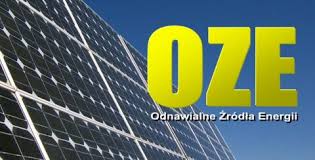 Panele fotowoltaiczne i napis: OZE