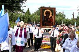 Strażacy niosą obraz Matki Bożej