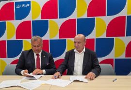 Dwaj panowie podczas podpisywania umowy