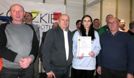 Trzej mężczyźni i kobieta stoją obok siebie