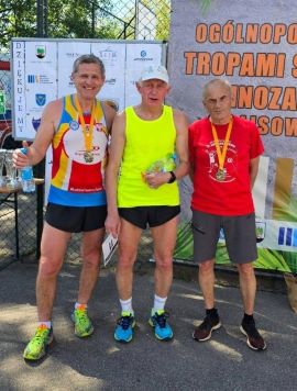 Trzech zawodników z medalami na szyi 