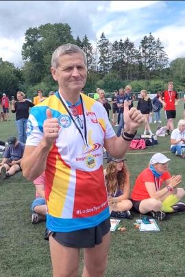 Mężczyzna w sportowym stroju 