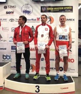 Trzech sportowców na podium 