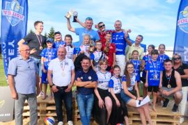 Grupa osób w sportowych strojach 