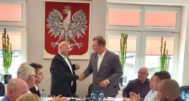 Grupa osób podczas posiedzenia 