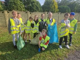 Grupa dzieci uczestnicząca w sprzątaniu świata