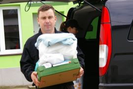 Przemysław Kaczmarczyk niesie dary dla zwierzaków ze schroniska w Bełchatowie