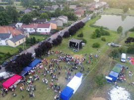 Zdjęcie z góry na plac w Strzałkowie