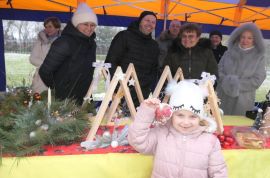 Dziewczynka trzyma w rączce bombkę 