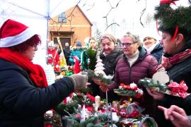 Grupa osób - uczestnicy kiermaszu bozonarodzeniowego