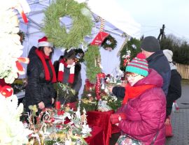 Kiermasz świąteczny: ozdoby i kupujący 