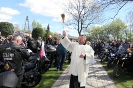 Ksiądz podczas świecenia pokarmóww