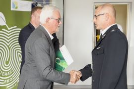Dwaj panowie podają sobie dłonie
