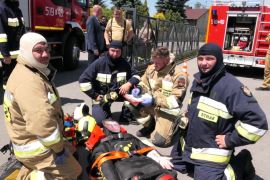 Strażacy udzielają pomocy poszkodowanej osobie