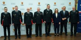 Grupa mężczyzn w strażackich mundurach 
