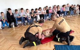 Strażacy podczas pokazowej akcji ratowniczej z udziałem dzieci