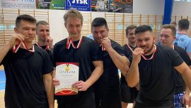 Druhowie OSP Dąbrówka z medalami