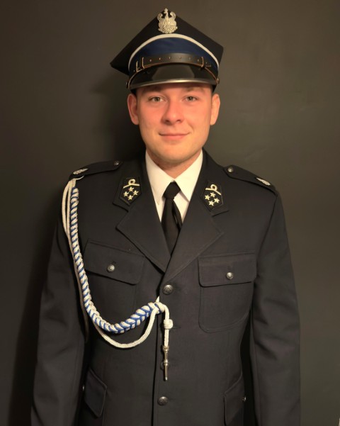 Młody mężczyzna w oficjalnym stroju zawodowego strażaka 