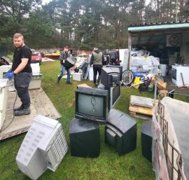 Druhowie OSP Dąbrówka podczas zbiórki elektrośmieci 