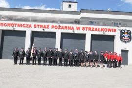 Budynek strażnicy i grupa osób przed nim 