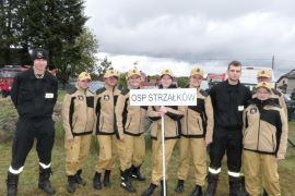Strażacy OSP Strzałków stoją obok siebie