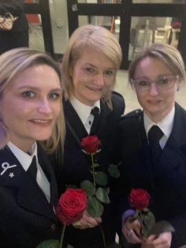 Trzy panie trzymają w dłoniach czerwone róże 