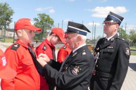Moment wręczania odznaczeń młodym strażakom 