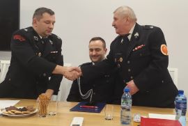 Trzej mężczyźni w mundurach strażackich 
