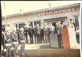 Grupa osób przed budynkiem OSP Szczepocice 