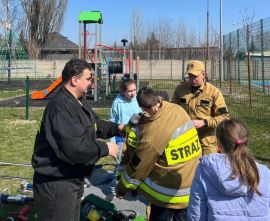 Strażacy podczas pokazów profilaktycznych 