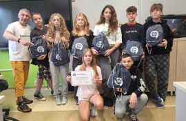 Grupa osób na wspólnym zdjęciu 