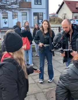 Grupa osób podczas nagrywania filmu 