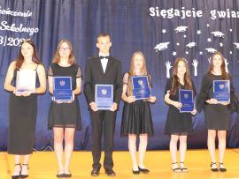 Grupa uczniów stojących obok siebie 
