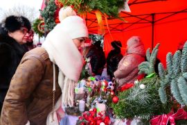 Kobieta oglądająca ozdoby świąteczne 