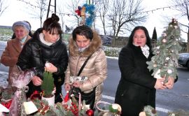 Uczestnicy kiermaszu bożonarodzeniowego 