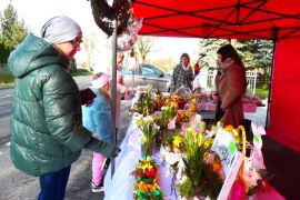 Stoiska wystawiennicze, na którym znajdują się świąteczne ozdoby