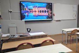 Sala lekcyjna, w której znajduje się sprzęt komputerowy